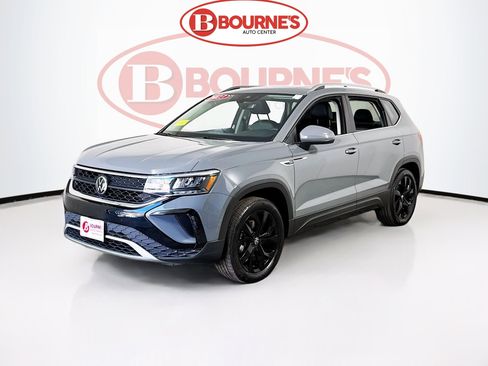 Used 2023 Volkswagen Taos SE w/ Panoramic Sunroof Package image 6