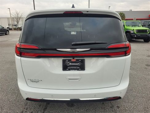 New 2026 Chrysler Pacifica Select image 11