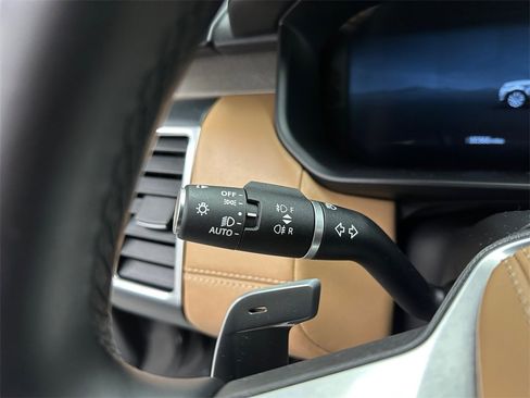 Used 2024 Land Rover Discovery Metropolitan Edition image 22