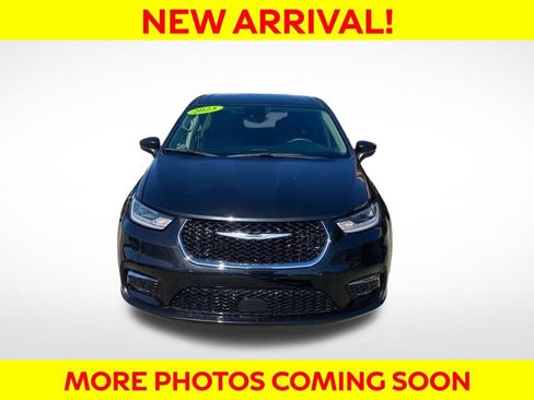 Used 2023 Chrysler Pacifica Touring-L image 4