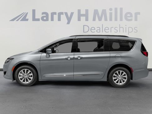 Used 2017 Chrysler Pacifica Touring-L image 3