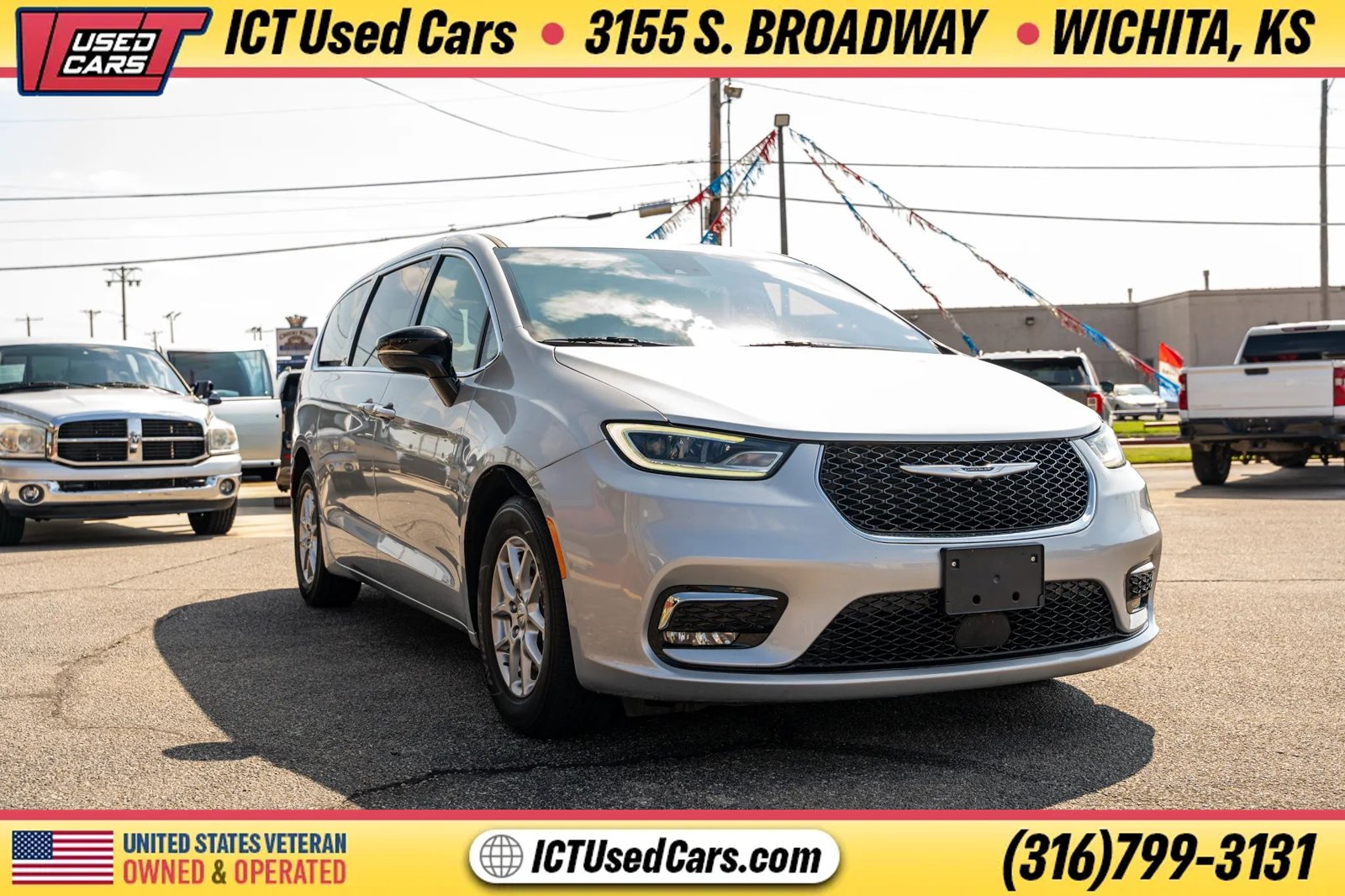 Used 2024 Chrysler Pacifica Touring-L FWD image 9
