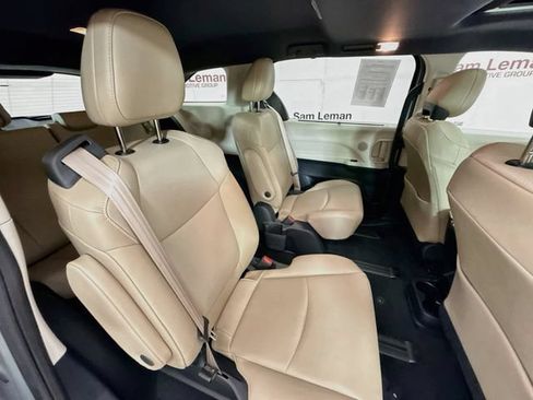 Used 2021 Toyota Sienna XLE w/ XLE Plus Package FWD image 29