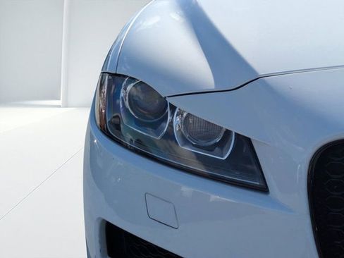 Used 2018 Jaguar F-PACE Premium image 8