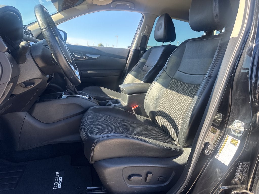 Used 2022 Nissan Rogue Sport SV w/ Technology Package FWD image 17
