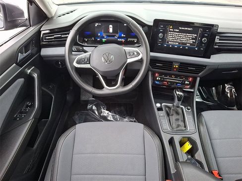 Used 2025 Volkswagen Jetta SE image 11