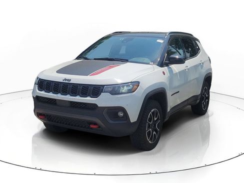 Used 2025 Jeep Compass Trailhawk AWD/4WD image 2