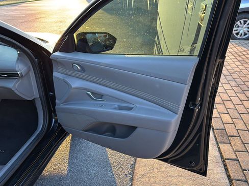 Used 2023 Hyundai Elantra SEL w/ Convenience Package image 12