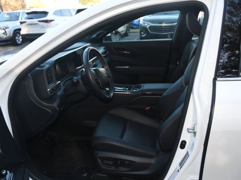 Used 2025 Toyota Crown Limited image 8