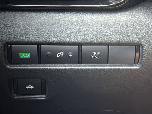 Used 2025 Nissan Sentra SV FWD image 32
