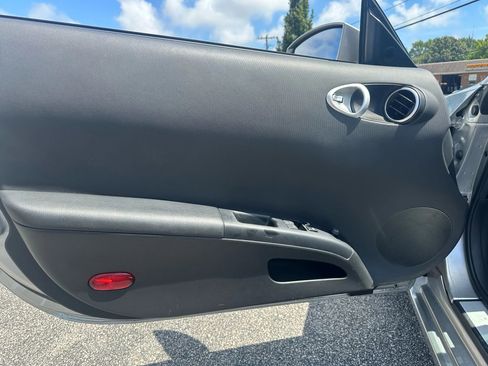 Used 2005 Nissan 350Z Touring image 17