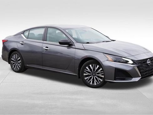 Used 2024 Nissan Altima 2.5 SV FWD image 2