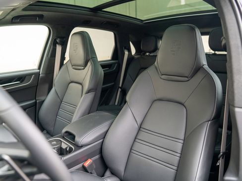New 2025 Porsche Cayenne GTS image 5