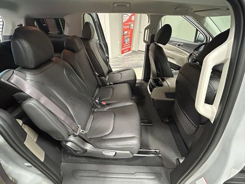 Used 2025 Kia Carnival EX FWD image 46
