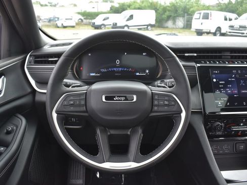 Used 2023 Jeep Grand Cherokee Laredo AWD/4WD image 14