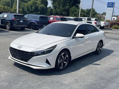 Used 2023 Hyundai Elantra SEL w/ Convenience Package FWD image 3