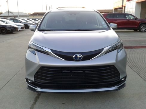 Used 2025 Toyota Sienna XLE image 2