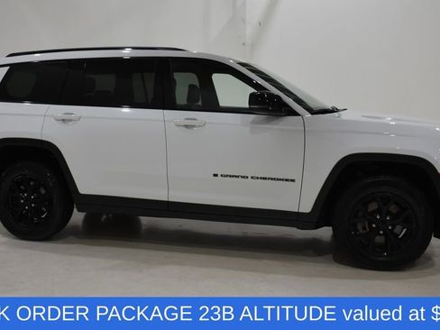 Used 2024 Jeep Grand Cherokee L Laredo image 3