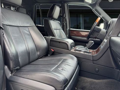Used 2017 Lincoln Navigator Select image 15
