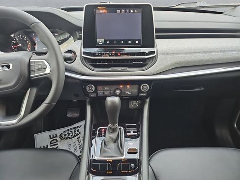 Certified 2025 Jeep Compass Latitude image 11