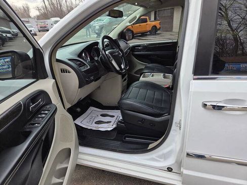 Used 2014 Chrysler Town & Country Touring w/ Driver Convenience Group FWD image 11