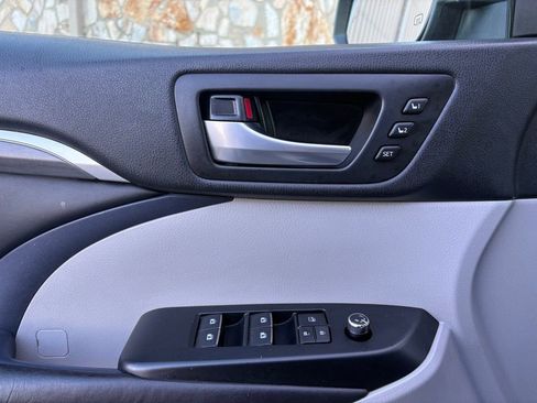 Used 2017 Toyota Highlander Limited image 21