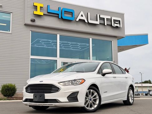 Used 2019 Ford Fusion SE FWD image 1