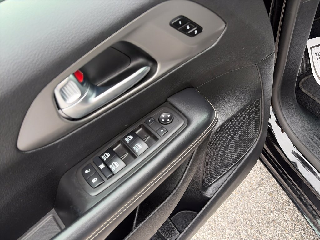 Used 2025 Chrysler Pacifica Select FWD image 12
