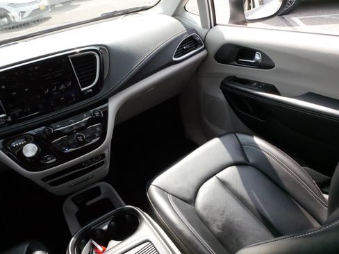 Used 2023 Chrysler Pacifica Touring-L FWD image 11