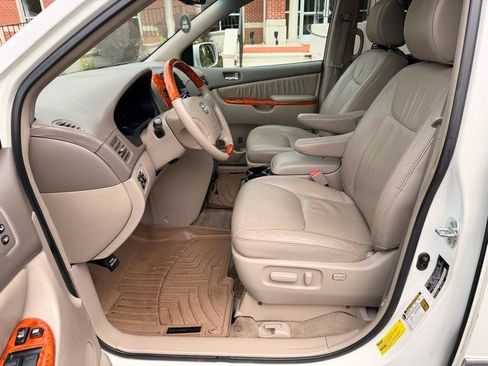 Used 2010 Toyota Sienna FWD image 10