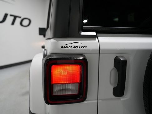 Used 2020 Jeep Wrangler Unlimited Sahara image 11