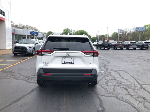 Used 2021 Toyota RAV4 LE AWD/4WD image 6