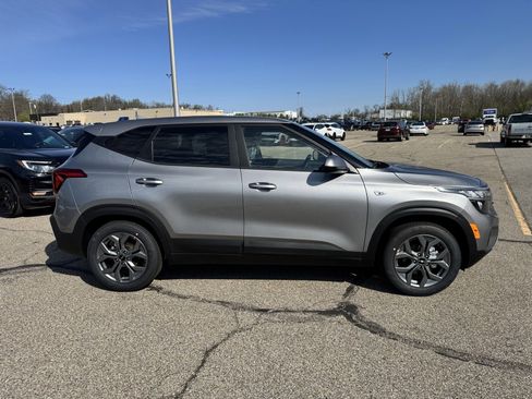 New 2026 Kia Seltos LX FWD image 2