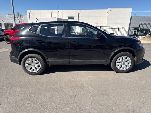 Used 2018 Nissan Rogue Sport S image 3