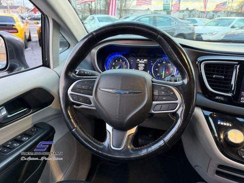 Used 2019 Chrysler Pacifica Touring-L image 25