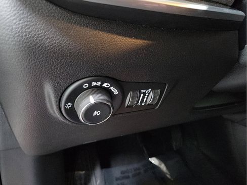 Used 2025 Jeep Compass Latitude image 13