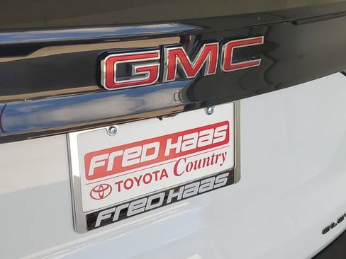 Used 2025 GMC Acadia Elevation FWD image 9