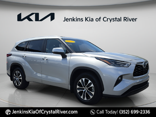 Used 2023 Toyota Highlander XLE AWD/4WD image 2