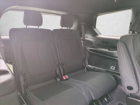 Used 2024 Jeep Grand Cherokee L Laredo RWD image 21