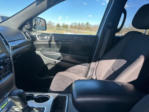 Used 2018 Jeep Grand Cherokee Laredo image 28