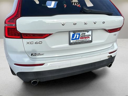 Used 2019 Volvo XC60 T5 Momentum w/ Premium Package image 12