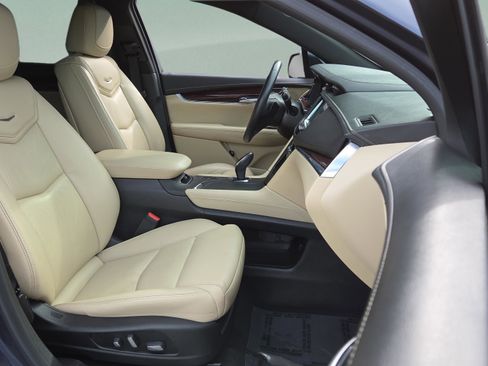 Used 2018 Cadillac XT5 Luxury w/ Driver Awareness Package image 21