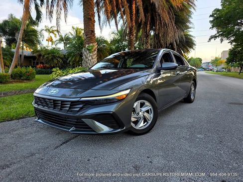 Used 2024 Hyundai Elantra SE image 11