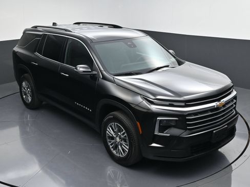 Used 2025 Chevrolet Traverse LT FWD image 46