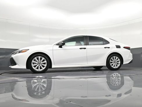 Used 2019 Toyota Camry LE FWD image 32