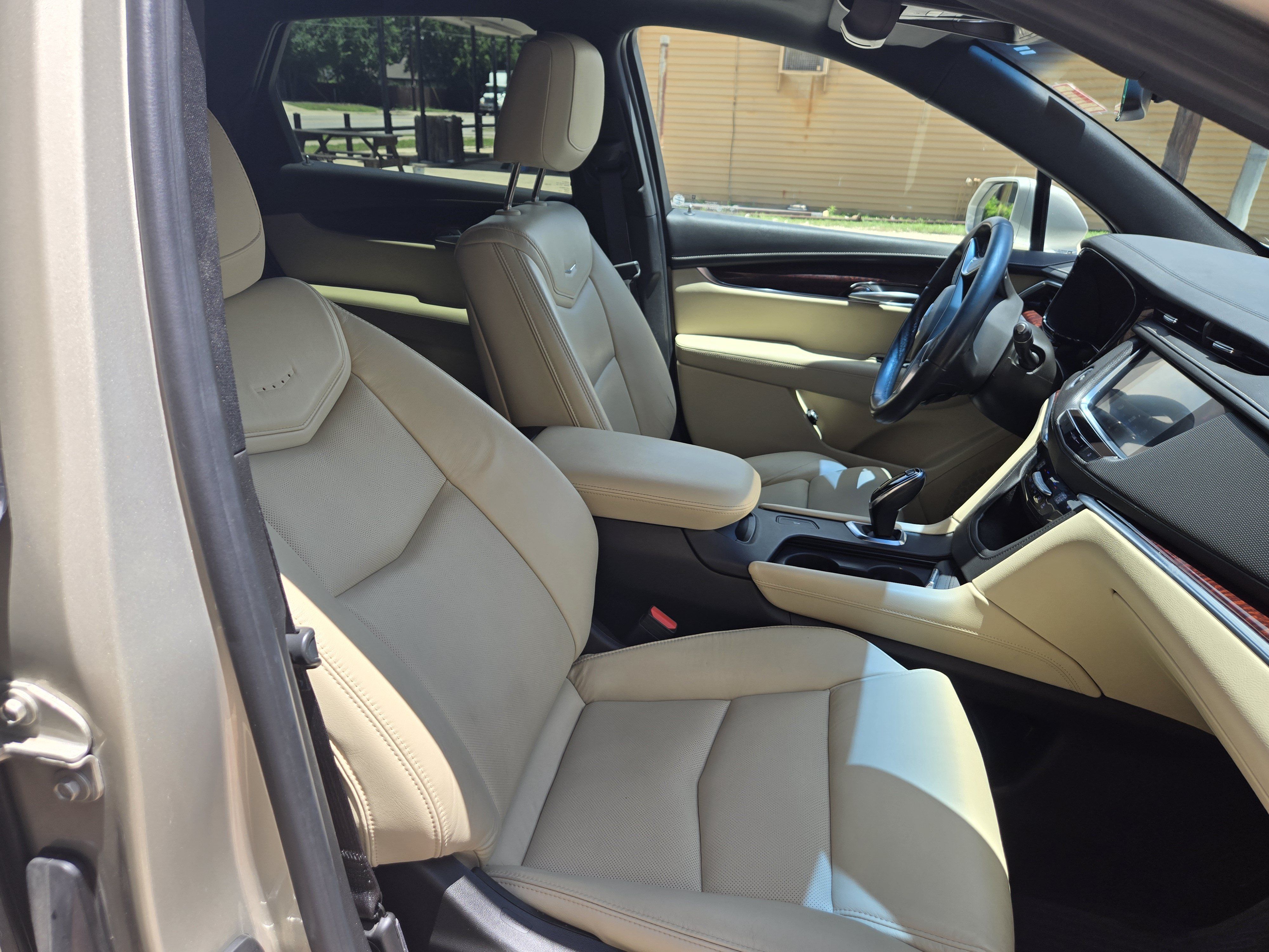Used 2017 Cadillac XT5 Luxury w/ Driver Awareness Package FWD image 9