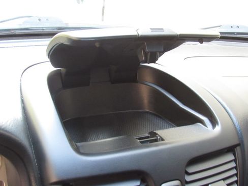 Used 2006 Nissan Sentra SE-R Spec V w/ (J01) Sunroof Pkg FWD image 27