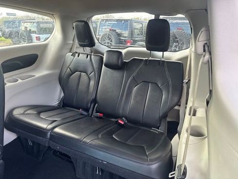 Used 2024 Chrysler Pacifica Touring-L FWD image 14