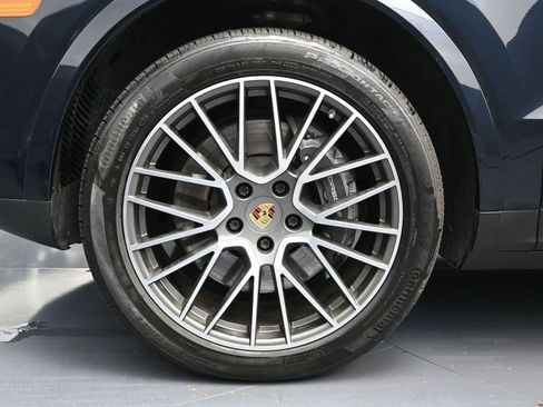 Used 2023 Porsche Cayenne Platinum Edition image 11