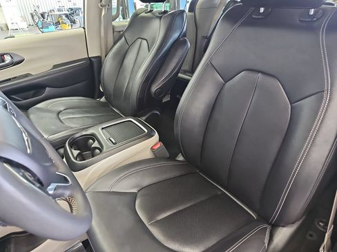 Used 2024 Chrysler Pacifica Touring-L FWD image 15